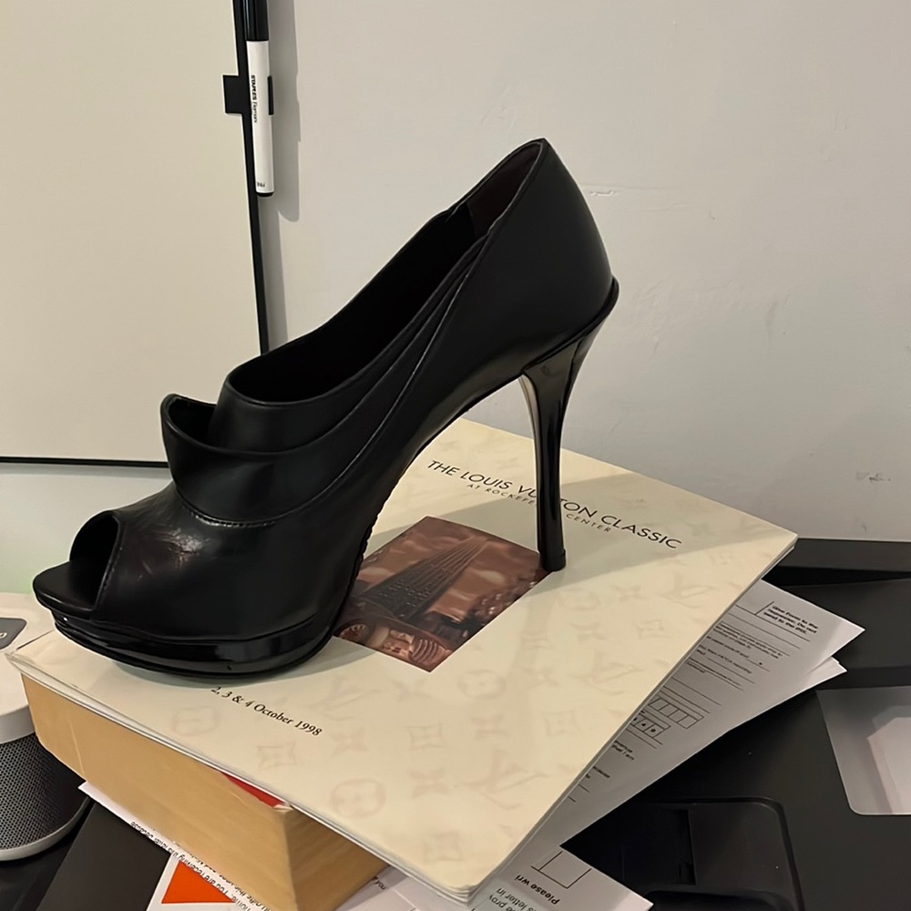 Schutz size 40 (9) black leather peep toe high heel shoe